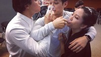 Syuting Crazy Rich Asians di Singapura begitu menyenagkan nih. Buktinya Constance dan pemeran lainnya seru-seruan menikmati champagne di gelas plastik! Foto: Instagram constancewu