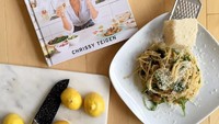Chrissy Teigen menuangkan resep-resep favoritnya di Cravings. Pembaca diajak menikmati perjalanan kuliner dengan sajian festive seperti cheesy jalapeno bacon cornbread andalan Chrissy. Foto: Pop Sugar
