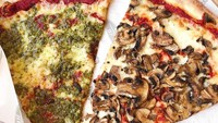 Kalau ada dua potong pizza keju seperti ini, kamu pilih yang mana? Ada pizza keju dengan saus pesto dan pizza keju dengan irisan jamur. Foto : instagram @eatswithamy