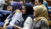 Istri Setya Novanto, Deisti Astriani Tagor tampak hadir dalam persidangan tersebut.