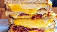 Ini benar-benar meleleh! Sandwich dengan isian keju smoked cheddar, irisan smoked beef dan tomat. Foto : Instagram @@artsandfood_nyc