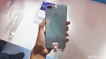 Honor 9i dilengkapi dengan dua kamera belakang, masing-masing memiliki resolusi 13MP dan 2MP yang dilengkapi flash. (Foto: detikINET/Virgina Maulita Putri)