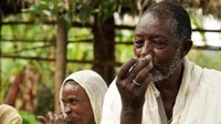 Dalam kegiatan minum kopi bersama itulah semua masalah didiskusikan atau sekadar obrolan ringan. Kopi menjadi teman mengobrol yang asyik (Thomas Lewton/BBC Travel)