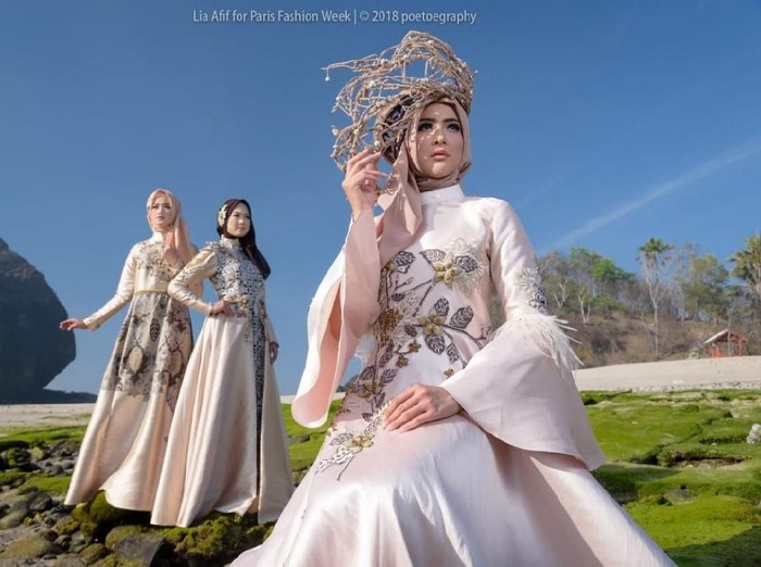 Gaun dengan bahan batik Jember yang akan dipamerkan di Paris Fashion Week. Foto: dok. Lia Afif Gaun dengan bahan batik Jember yang akan dipamerkan di Paris Fashion Week. Foto: dok. Lia Afif