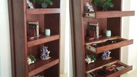 Laci pajangan di rumah juga bisa menjadi tempat penyimpanan barang berharga. Sisakan celah di tiap rak laci pajangan tersebut dan jadilah laci tersembunyi tambahan untuk menyimpan barang berharga. Istimewa/Boredpanda.