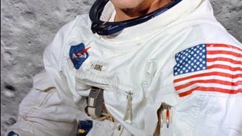 John Watts Young merupakan komandan di misi Apollo 16 yang mencapai Bulan pada April 1972. Ia sebelumnya pernah mengelilingi orbit Bulan lewat misi Apollo 10. (Foto: Wikipedia)