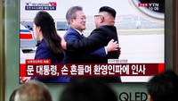 Rakyat Korsel menyaksikan presiden mereka berpelukan hangat dengan Kim Jong Un. Foto: Kim Hong-Ji/Reuters