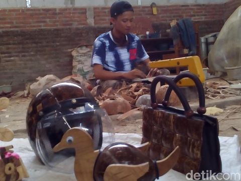 Mengolah batok kelapa menjadi barang seni.