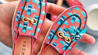 Selain sepasang sandal, Liz Joy juga membentuk cookiesnya dengan bentuk sepasang sepatu merek Gucci, lengkap dengan hiasan di slop sepatunya. Foto: instagram @inspiredtotaste