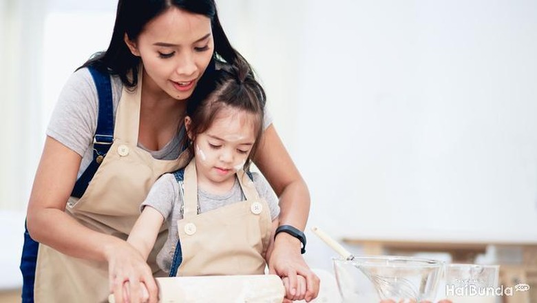 4 Alasan Sesekali Bunda Perlu Ajak Anak Memasak/Foto: iStock 4 Alasan Sesekali Bunda Perlu Ajak Anak Memasak/Foto: iStock