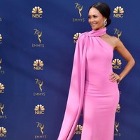 Bintang serial West World Thandie Newton memesona dengan gaun merah muda Brandon Maxwell yang dilengkapi selendang panjang yang menyapu lantai. (Foto: Getty Images)
