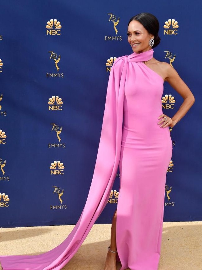 Bintang serial West World Thandie Newton memesona dengan gaun merah muda Brandon Maxwell yang dilengkapi selendang panjang yang menyapu lantai. (Foto: Getty Images)