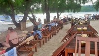 Pada bibir pantainya juga terdapat kursi-kursi untuk traveler duduk atau tiduran sambil menikmati panorama dan alam yang tenang. Traveler juga bisa menikmati hidangan di pinggir pantai (Harianto/detikTravel)