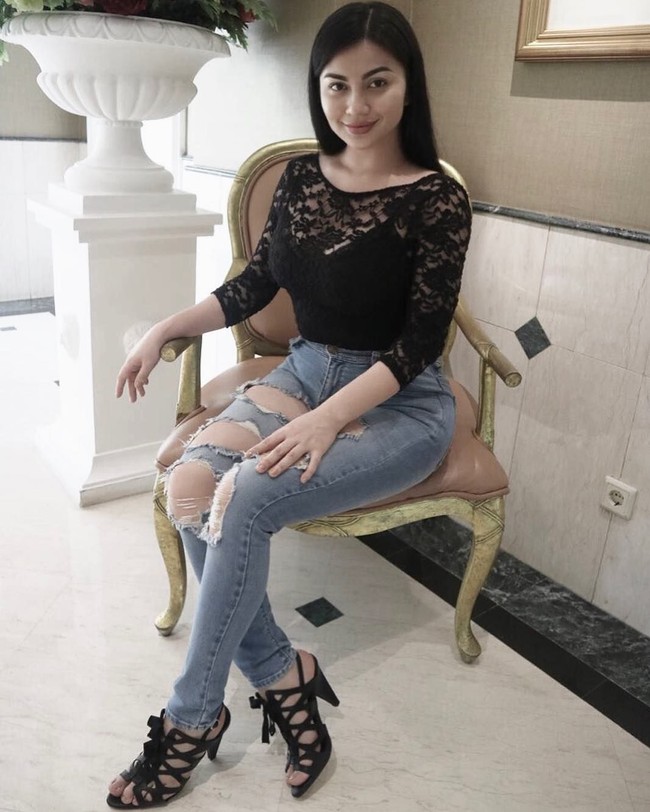 Inilah penampilan Ariel Tatum terbaru yang ramai diperbincangkan di media sosial. Mempromosikan sebuah brand sepatu, Ariel terlihat bergaya memakai atasan lace yang dipadukan dengan celana denim sobek di bagian paha. Sebagian besar netizen pria yang membanjiri halaman komentar Instagram bintang film cantik ini memuji kecantikannya. Foto: Instagram