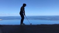 Pevita bermain golf dengan pemandangan langsung ke arah laut. Sungguh pengalaman yang luar biasa. (Instagram/pevpearce)