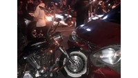 Pemukulan dipicu tabrakan. Polisi mengatakan pemobil tak tahu jika jalan yang dilewatinya hanya satu jalur. Lalu terjadi tabrakan. Setelah tabrakan, si sopir mobil dipukuli pengendara motor. Selengkapnya baca di sini. Foto: dok. Istimewa