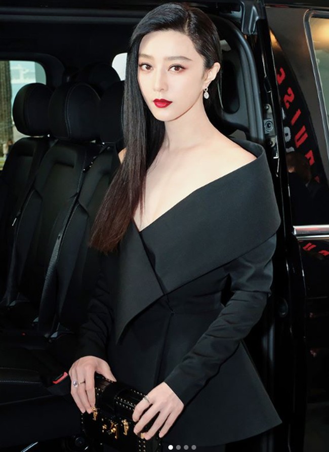 Fan Bingbing sempat menghilang karena kasus penunggakan pajak. Artis dengan berbayaran tertinggi di China tersebut tak menampakkan diri di publik selama hampir delapan bulan. Masalah Bingbing sepertinya sudah hampir selesai karena ia mulai muncul lagi. Setelah mengunggah foto selfie di Instagram yang mengejutkan penggemar, kini Bingbing menghadiri sebuah acara karpet merah. Foto: Dok. Instagram/bingbing_fan