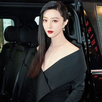 Fan Bingbing sempat menghilang karena kasus penunggakan pajak. Artis dengan berbayaran tertinggi di China tersebut tak menampakkan diri di publik selama hampir delapan bulan. Masalah Bingbing sepertinya sudah hampir selesai karena ia mulai muncul lagi. Setelah mengunggah foto selfie di Instagram yang mengejutkan penggemar, kini Bingbing menghadiri sebuah acara karpet merah. Foto: Dok. Instagram/bingbing_fan
