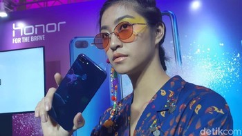 Panel IPS LCD-nya memiliki resolusi 1080x2280 pixel dengan rasio 19:9. Honor 9i juga hadir dengan notch dan sedikit dagu di bagian bawahnya. (Foto: detikINET/Virgina Maulita Putri)