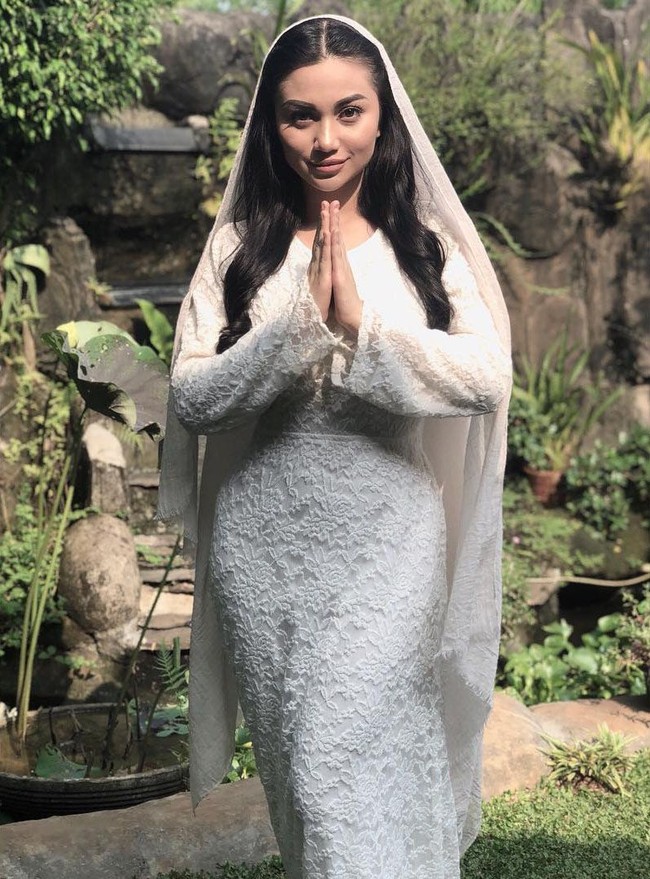 Biasa tampil seksi, tentu saja penampilan Ariel Tatum saat memakai busana tertutup dan berkerudung ini langsung dibanjiri komentar. Ariel yang mengunggah foto ini untuk memberikan ucapan selamat Idul Fitri, malah disambut komentar netizen yang pangling akan gayanya. Foto: Instagram