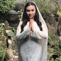 Biasa tampil seksi, tentu saja penampilan Ariel Tatum saat memakai busana tertutup dan berkerudung ini langsung dibanjiri komentar. Ariel yang mengunggah foto ini untuk memberikan ucapan selamat Idul Fitri, malah disambut komentar netizen yang pangling akan gayanya. Foto: Instagram