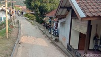 Seperti ini lintasan kereta api yang berada di Kampung Babakan Sasak, Desa Sukajadi, Kecamatan Soreang, Kabupaten Bandung yang beralihfungsi menjadi jalan warga.