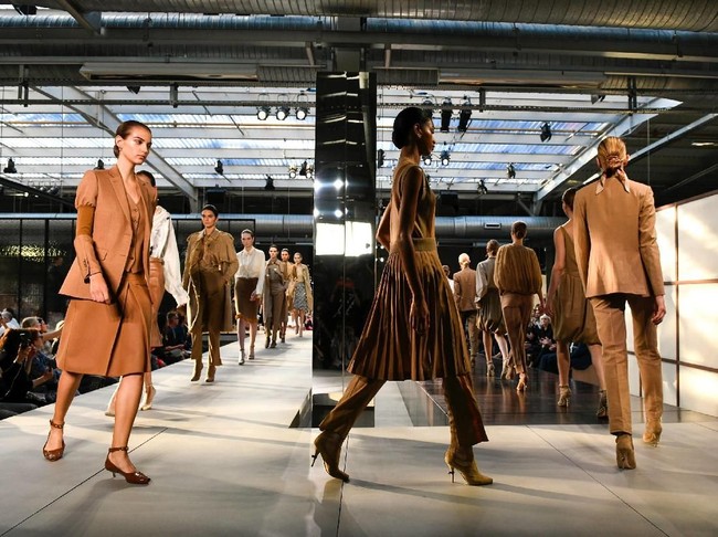 Di luar gaya punk, Riccardo tak melupakan karakteristik Burberry yang elegan. Gaun cocktail dan busana formal yang didominasi warna beige khas Burberry turut mendominasi koleksi ini. (Foto: Dok. Vogue)