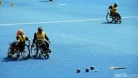 Sejumlah atlet disabilitas cabang olahraga Lawn Bowls tampak berlatih di Lapangan Hoki, Komplek GBK, Jakarta, Selasa (18/9/2018).