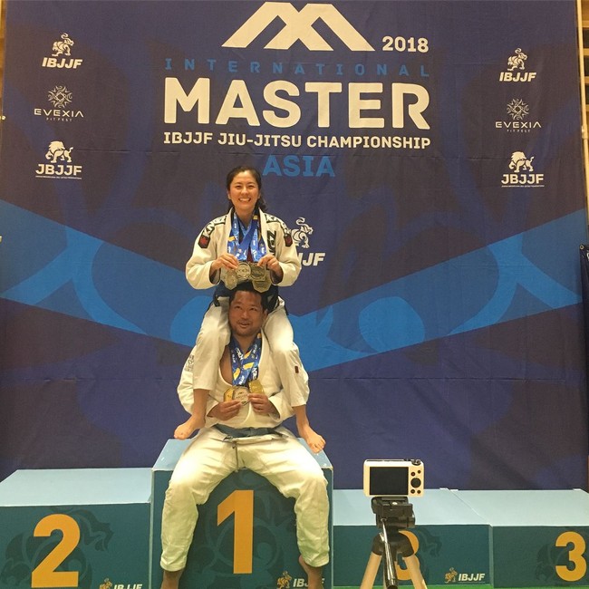 Dalam pertandingan tersebut, Jinri mendapatkan medali perunggu dan perak. Wanita bersabuk biru itu memamerkan penghargaannya yang diterima di Instagram.  Foto: Instagram (@jinri_88)