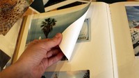 Jika punya foto album di rumah bisa juga menggunakan cara ini. Menyimpan uang dibalik foto-foto yang ada di album foto tentu tak mungkin diketahui orang lain. Istimewa/Boredpanda.