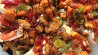 Pizza keju ini bergaya India karena diberi topping chicken tandoori. Irisan cabai yang cukup banyak seperti menunjukkan pizza ini rasanya pedas. Foto : instagram @justataste1998