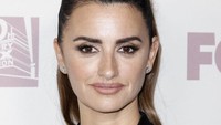 Aktris berusia 44 tahun itu tetap terlihat cantik menawan. Tibrina Hobson/Getty Images