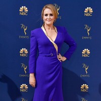 Kostum Samantha Bee seperti seragam pegawai dibanding gaun karpet merah. Foto: Getty Images