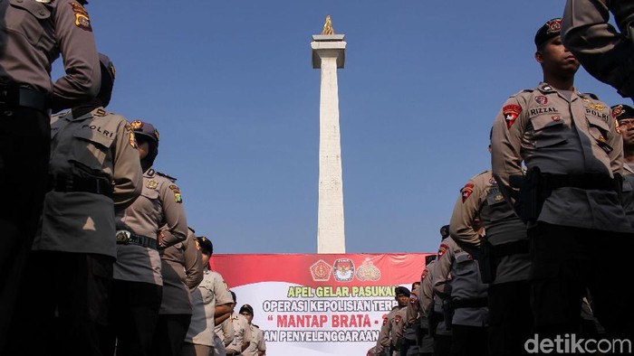 TNI dan Polri menggelar apel pengamanan pemilu 2019 di silang Monas, Jakarta Pusat, Selasa (18/9). Apel ini bertajuk Apel Mantap Brata 2018.
