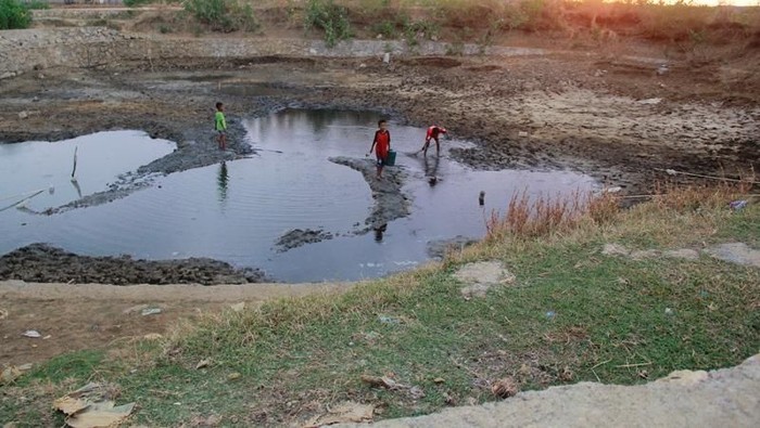 Belasan Desa di Maros Kekeringan, Warga Jalan Kaki 2 Km Cari Air