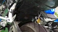 Berdasarkan foto yang beredar, motor memiliki headlamp dengan LED Daytime Running Light milik GSX-S300. DNA naked bike itu terus menjalar sampai ke pelek, USD front fork, tank shrouds, hingga swing arm. Kaki-kaki motor juga semakin tampak menarik dengan ban tubeless Pirelli. Foto: Pool (Rushlane)