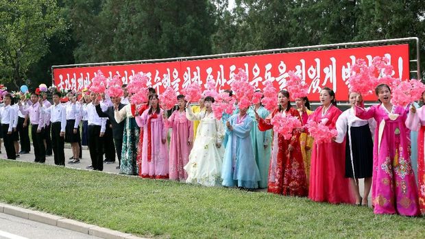 North Korean people greet South Korean President Moon Jae-in and North Korean leader Kim Jong Un during a car parade in Pyongyang, North Korea, September 18, 2018. Pyeongyang Press Corps/Pool via REUTERS