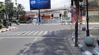 Seharusnya mobil bergerak dari jalan sisi kanan foto (Jalan Braga) ke jalan sisi kiri foto (Jalan Lembong). Namun mobil malah belok kiri. Jalur itu verboden. Foto: Mukhlis Dinillah/detikcom