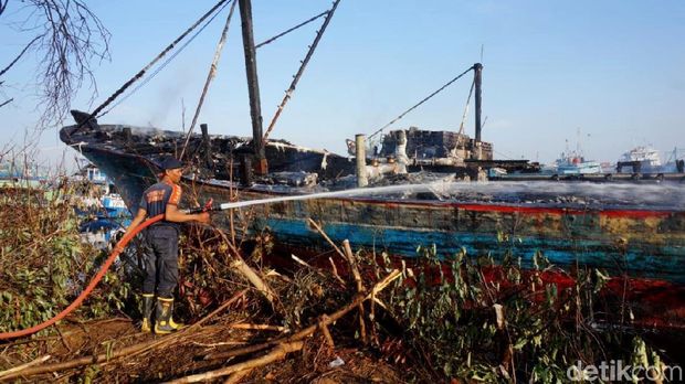 Bangkai kapal-kapal yang terbakar di Pekalongan. 