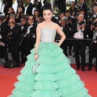 Masih dalam rangkaian penampilannya di Festival Film Cannes, Fan Bingbing tampil glamour dengan gaun rancangan Ali Karoui dan menenteng tas Louis Vuitton. Tak disangka dua bulan setelah gayanya yang sungguh menarik perhatian ini, kini dia menghilang tanpa jejak. Foto: Getty Images
