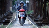 Warga melintas di jembatan kereta api yang berada Kampung Babakan Sasak, Desa Sukajadi, Kecamatan Soreang, Kabupaten Bandung.