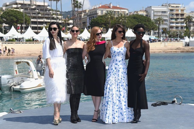 Sebelum menghilang bak ditelan bumi, Fan Bingbing masih membintangi film 355 bersama sederet aktris ternama dunia. Memakai busana serba putih, dia pun menghadiri pemotretan bersama para bintang 355, Jessica Chastain, Penelope Cruz, Lupita Nyong’o dan Marion Cotillard, yang dilakukan di sela-sela Festival Film Cannes. Foto: Getty Images