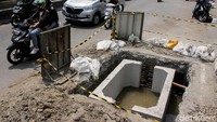 Sejumlah pengendara melintas diantara galian proyek.