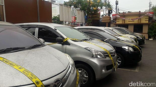 Barang bukti mobil yang digelapkan pelaku.