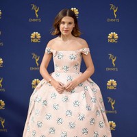 Sementara itu, aktris muda Millie Bobby Brown yang dikenal lewat perannya di serial Netflix Stranger Things berbalut gaun pink off-shoulder Calvin Klein bersiluet ball-gown yang dihiasi motif floral nan jenaka. (Foto: Getty Images)
