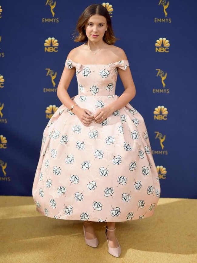 Sementara itu, aktris muda Millie Bobby Brown yang dikenal lewat perannya di serial Netflix Stranger Things berbalut gaun pink off-shoulder Calvin Klein bersiluet ball-gown yang dihiasi motif floral nan jenaka. (Foto: Getty Images)