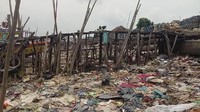 Bau busuk sampah kian menyengat saat air Sungai Musi surut. Pada saat itu juga sampah telihat semakin menumpuk baik di Seberang Ulu maupun Seberang Ilir di Jembatan Ampera.