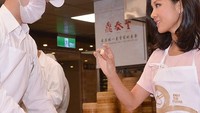 Learned how to make #xiaolongbao at #dintaifung today!, tulis Constance di keterangan foto saat ia di Taipei. Kira-kira ia berhasil nggak ya? Foto: Instagram constancewu