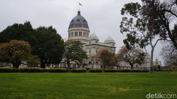Taman cantik Carlton Gardens letaknya tidak jauh dari Melbourne CBD. Di sinilah, taman kota dengan gedung ikonik Royal Exhibition Building. Di saat-saat tertentu, traveler juga bisa melihat aneka pameran (Shinta/detikcom)
