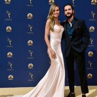 Di karpet merah, Heidi, yang kini berusia 45 tahun, tak segan memamerkan kemesraan dengan kekasihnya yang usianya terpaut 17 tahun lebih muda. Sesekali sejoli ini berpose bersama sambil berangkulan. (Foto: Matt Winkelmeyer/Getty Images)